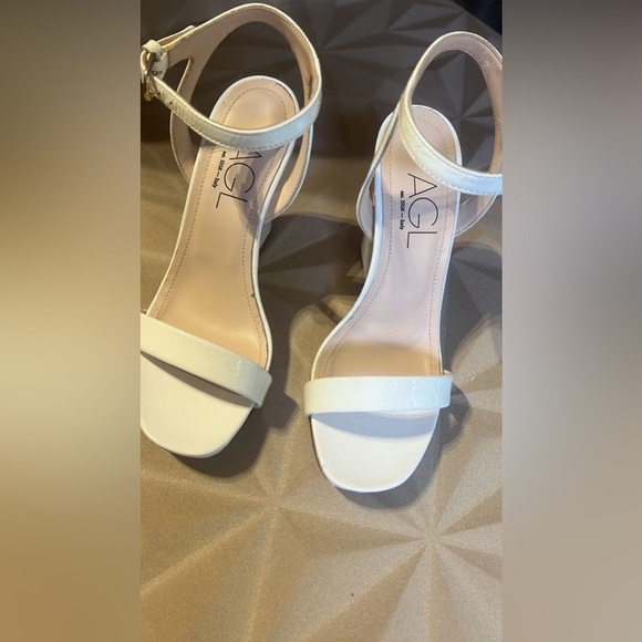 NWT AGL White Heels - Picture 2 of 7
